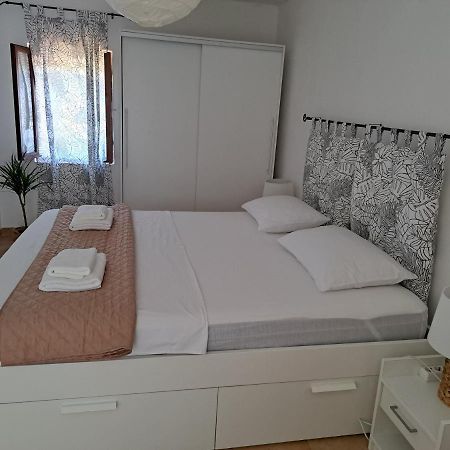 Family Apartment In Center Of Murter Exterior foto